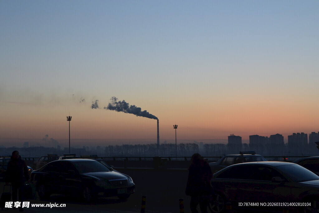 黄昏下的城市与空中飞机