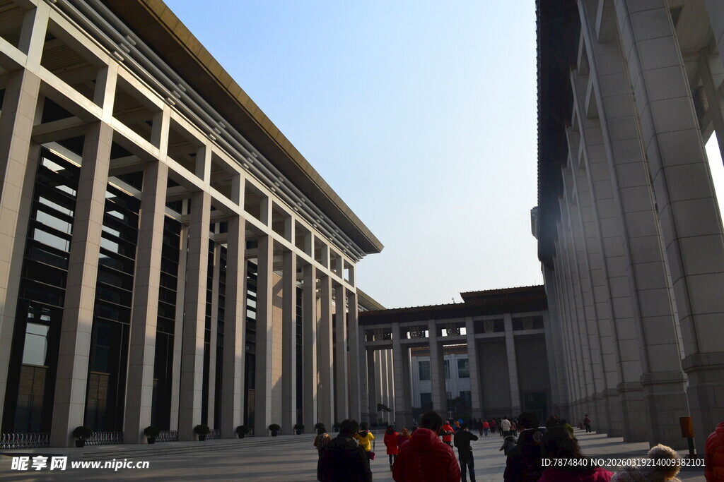 古典建筑前的行人景观