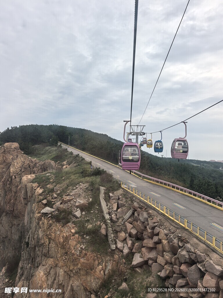 悬崖边的观光缆车美景