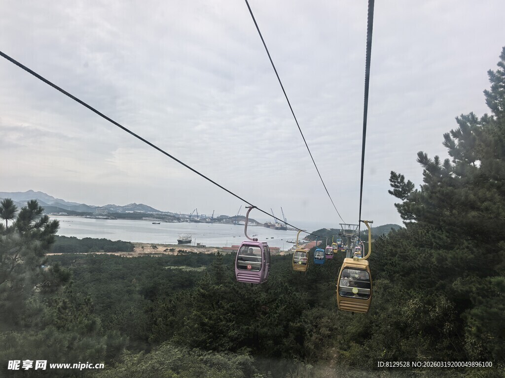 山间缆车穿梭于美景之中