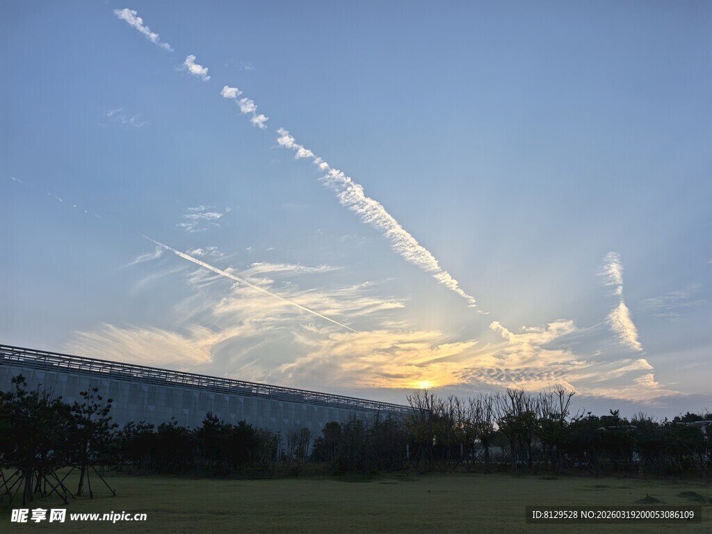 日落时分的天空航迹云