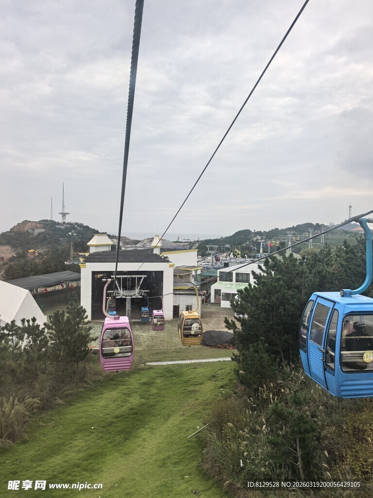 山间索道缆车景色宜人