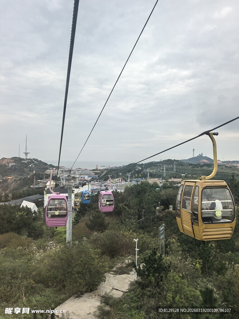 山间缆车穿梭于绿意中