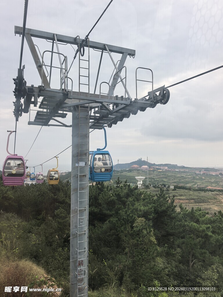 山间缆车穿梭于绿意中