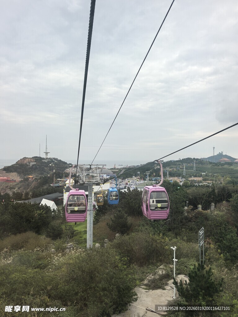 山间缆车穿梭于绿意之中