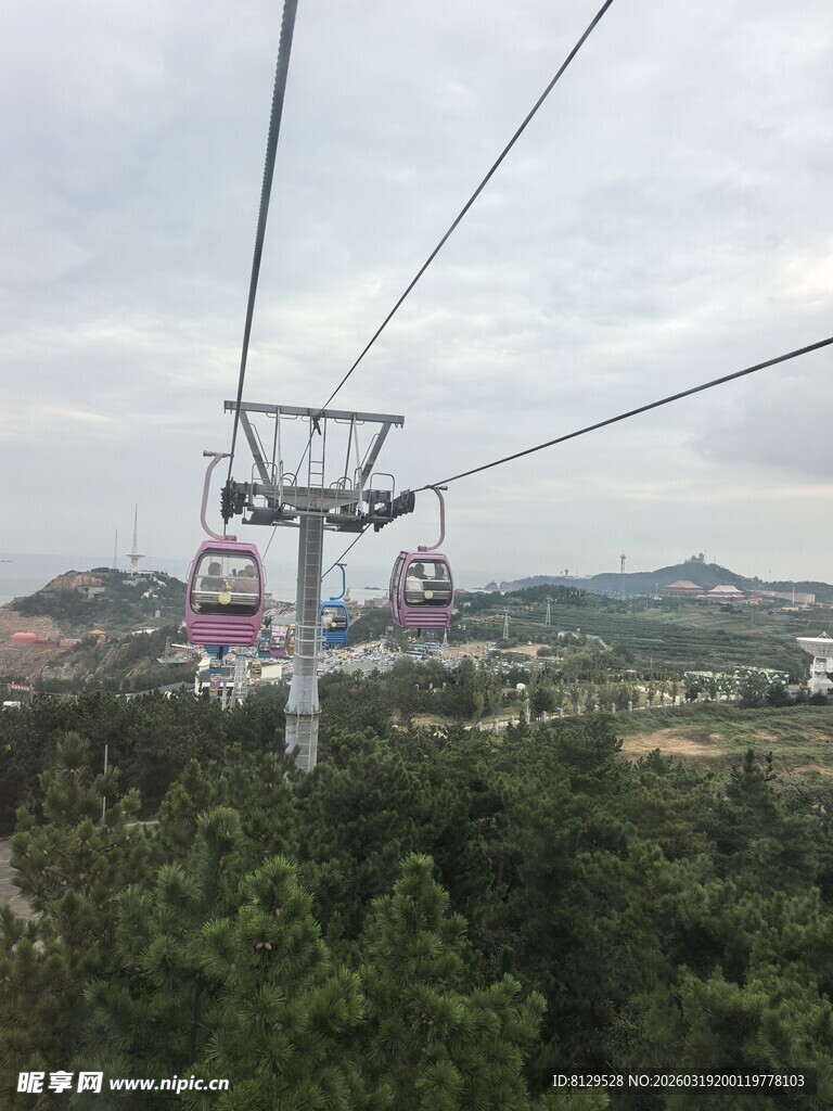 高空缆车穿梭于山林之间