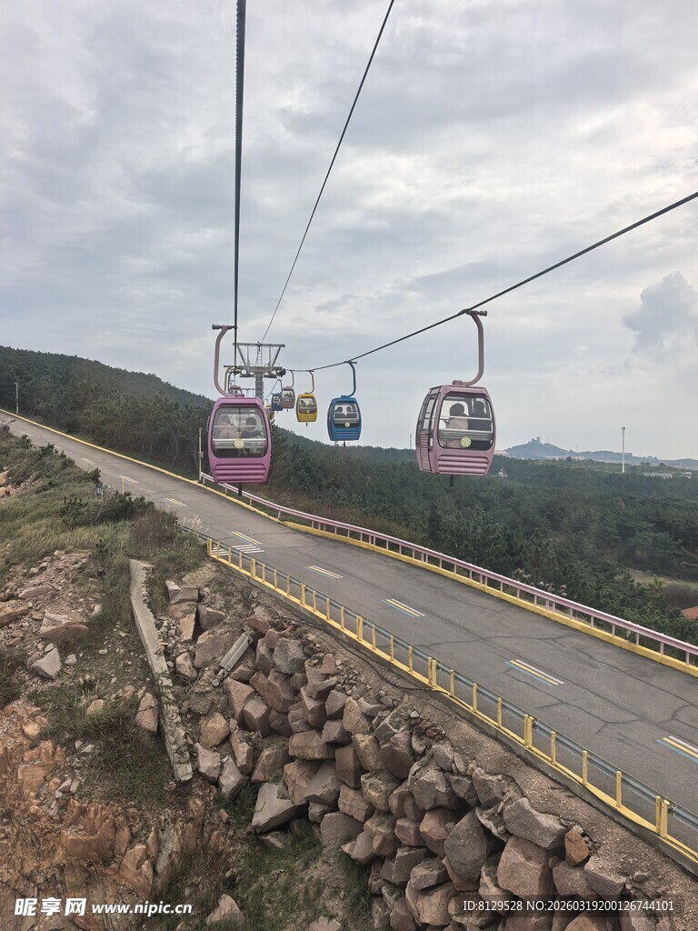 山间缆车穿梭于云雾之中