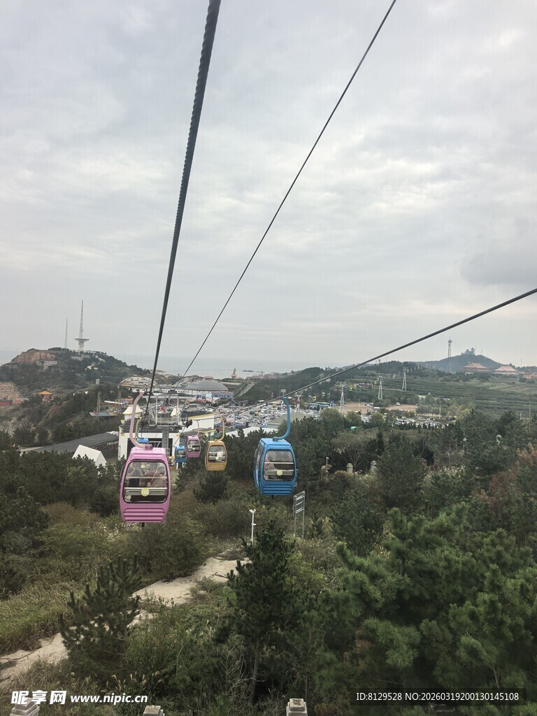 高空缆车穿梭山林美景