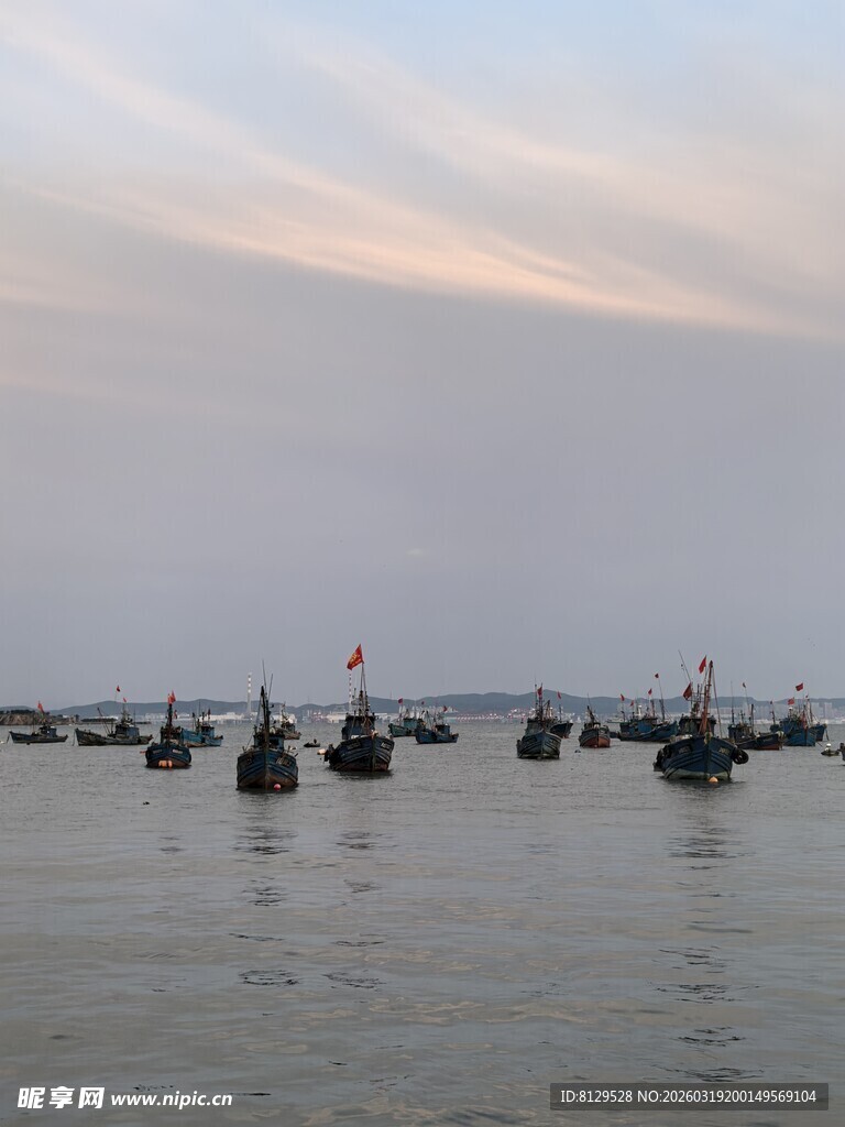 海上渔船群暮色中的景象