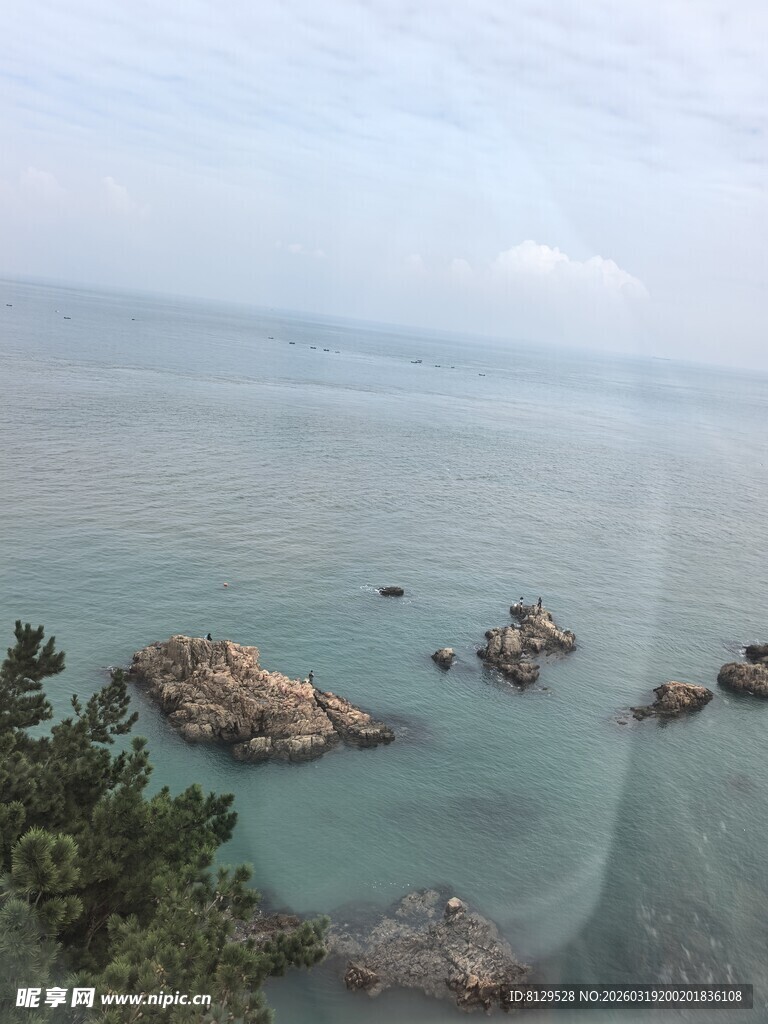俯瞰碧海与礁石美景