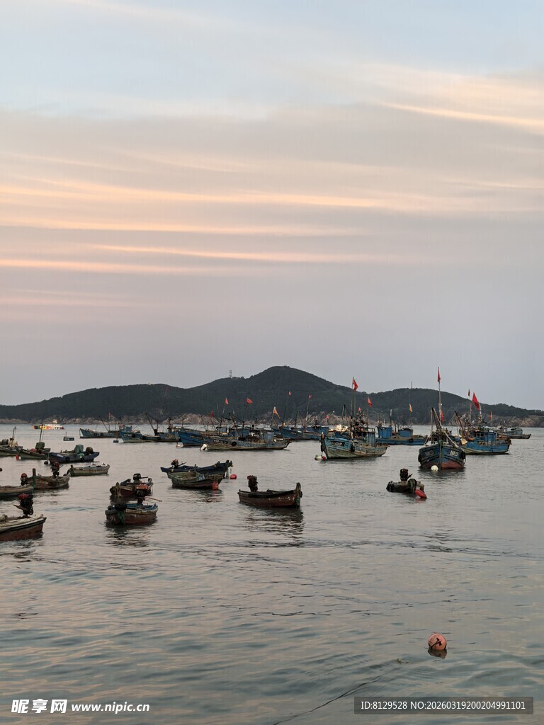 海上渔船日落美景