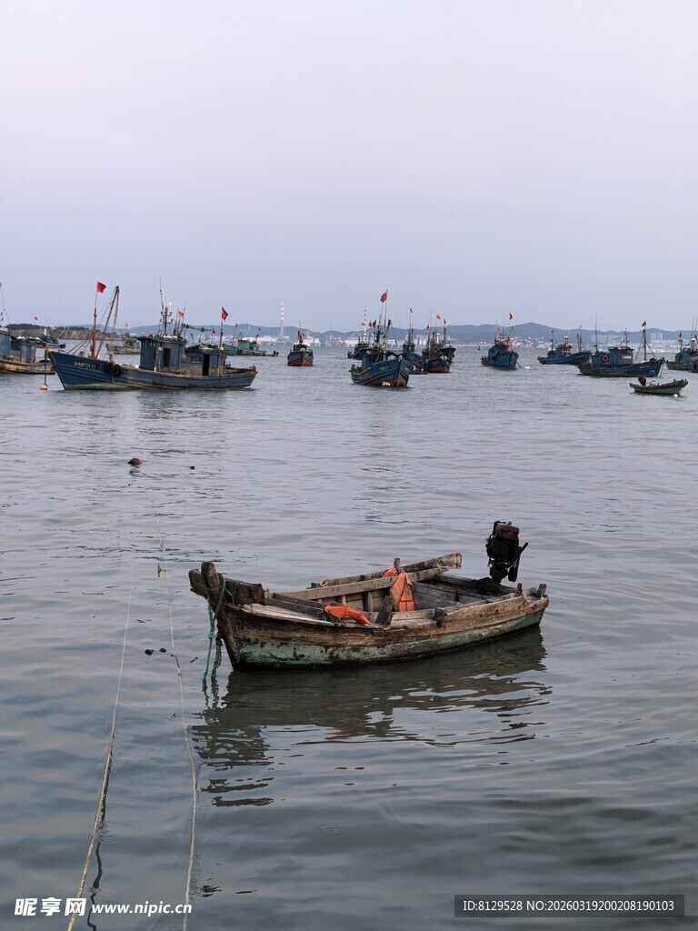 海上渔船景象