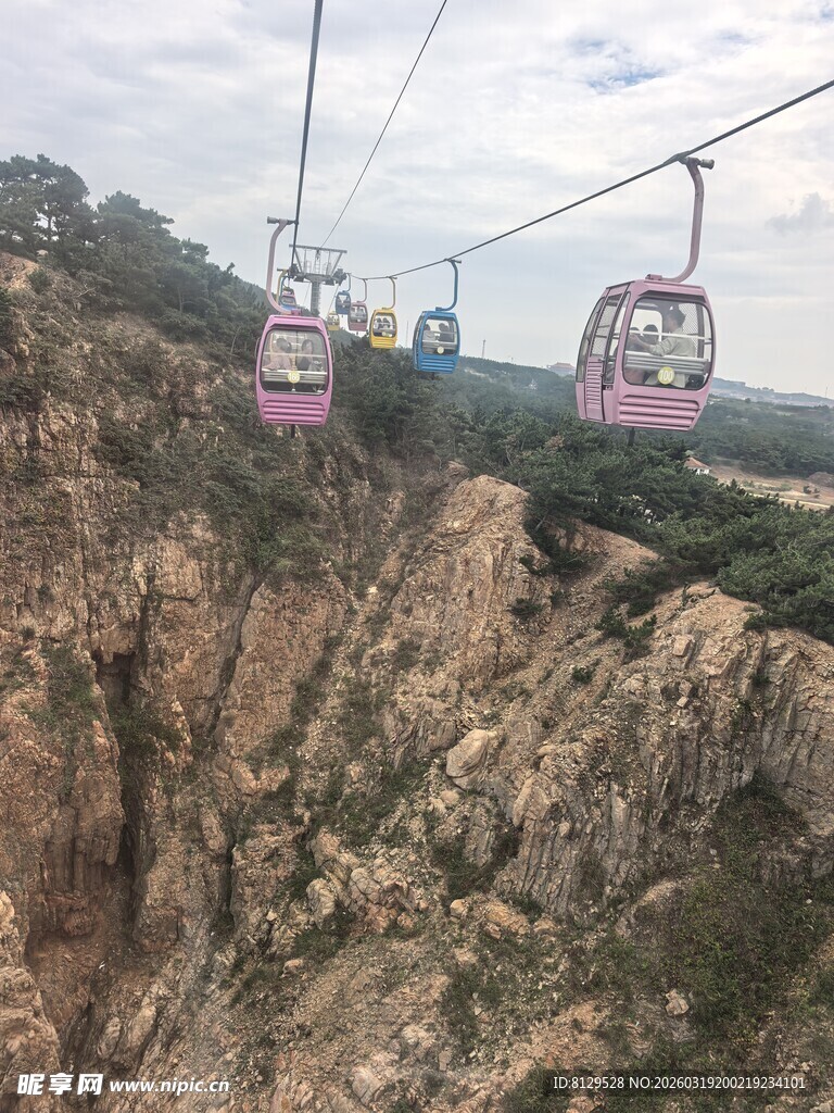 悬崖上的缆车景观