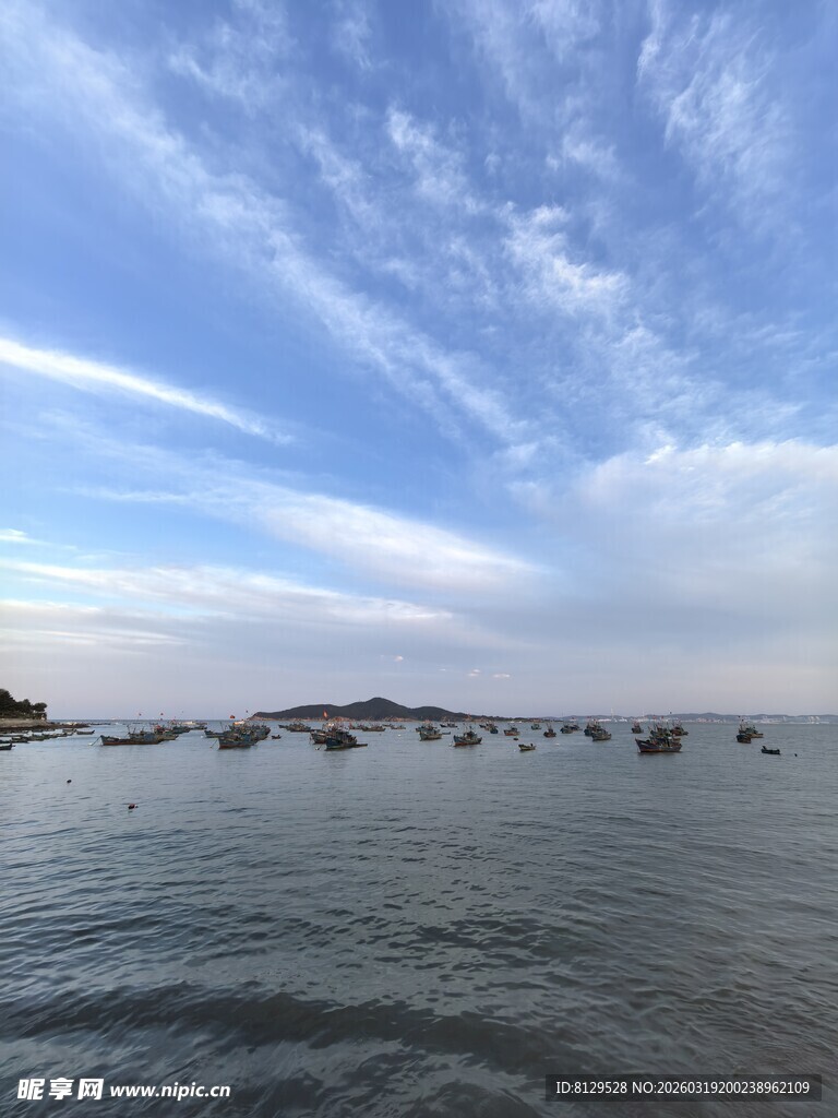 海上船只与蓝天白云景观
