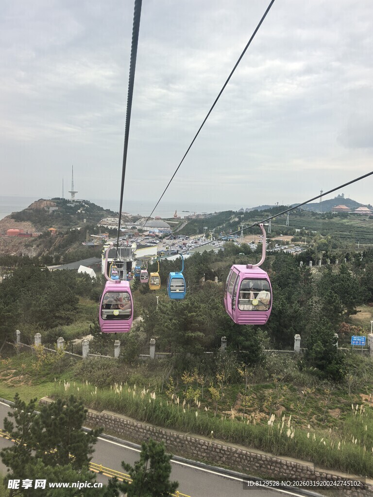 空中缆车穿梭于山林间