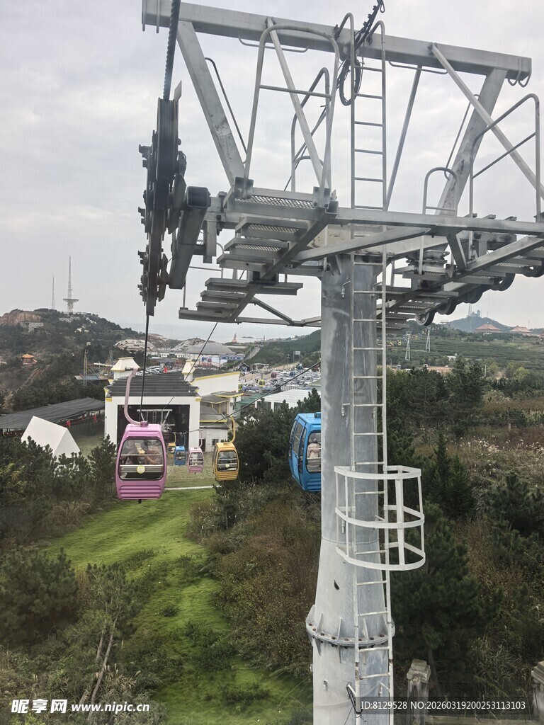 高空缆车穿梭于绿野之间