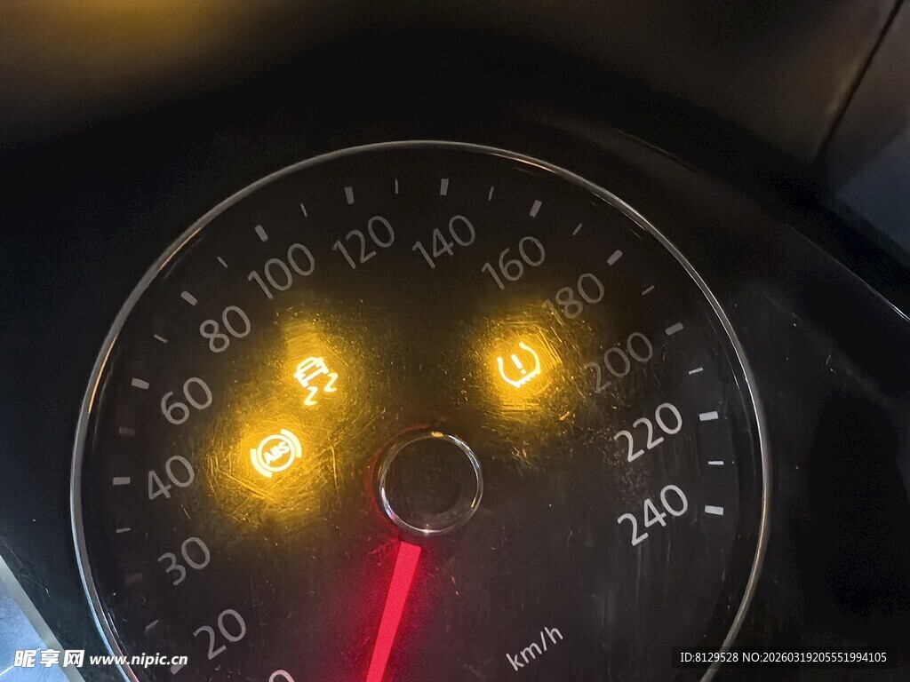 汽车仪表盘多个故障灯亮起