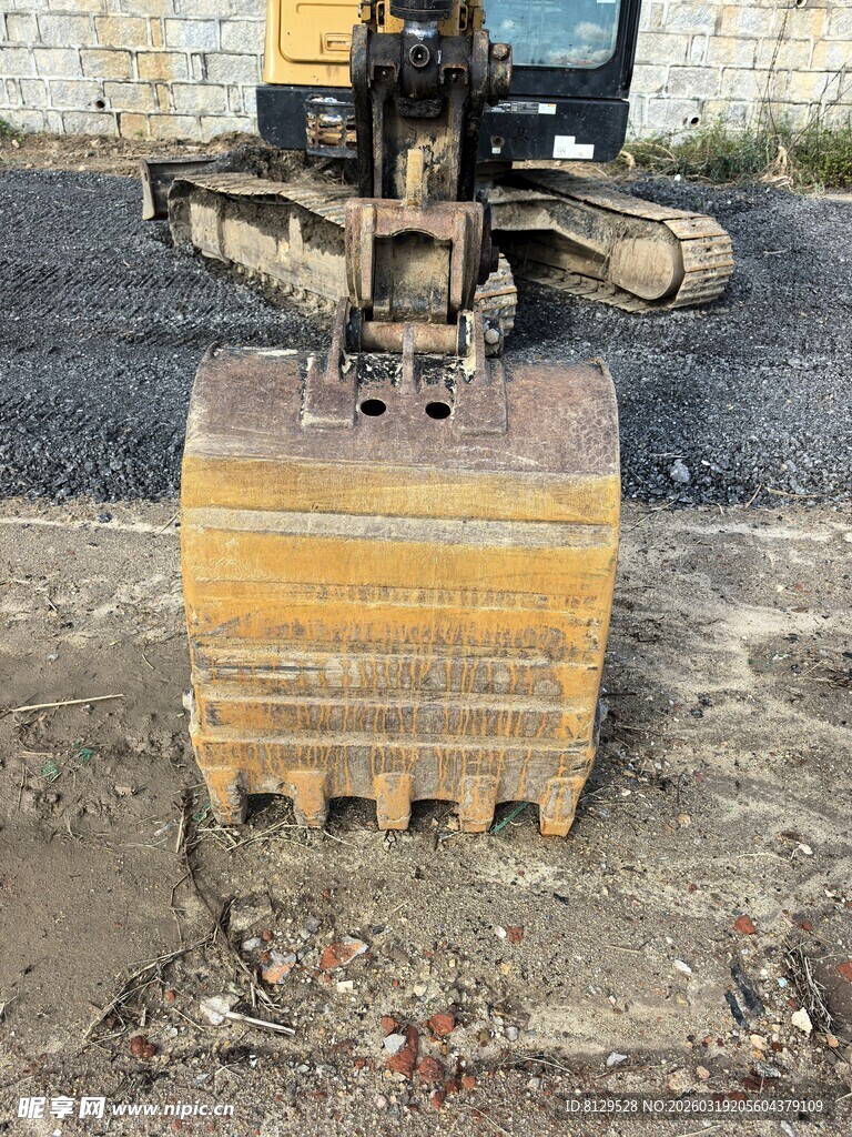 挖掘机前端的黄色铲斗