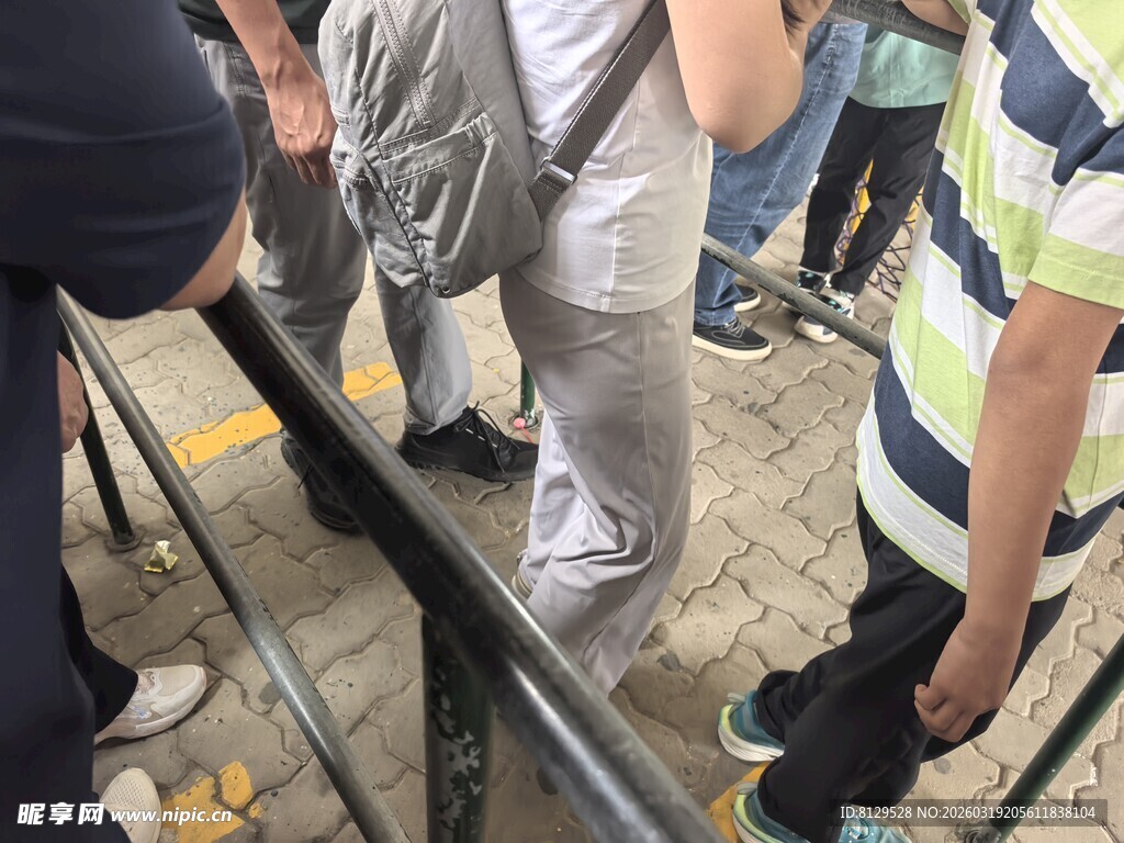 人群排队等候场景