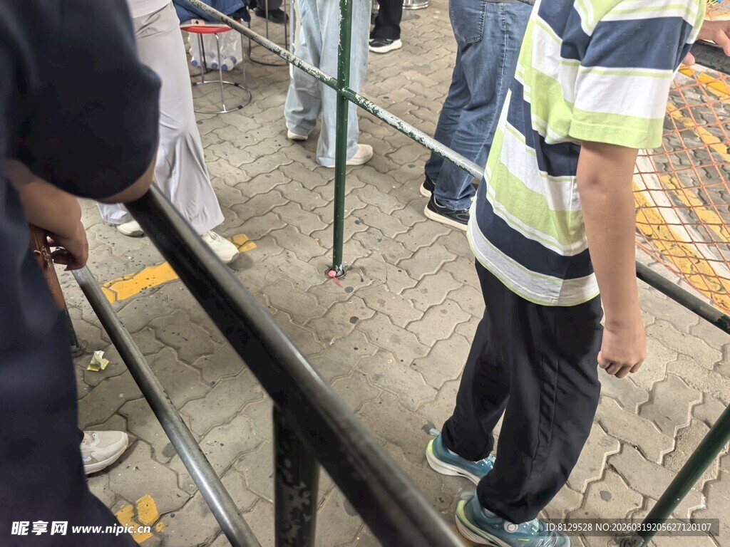 排队场景中的人物与扶手