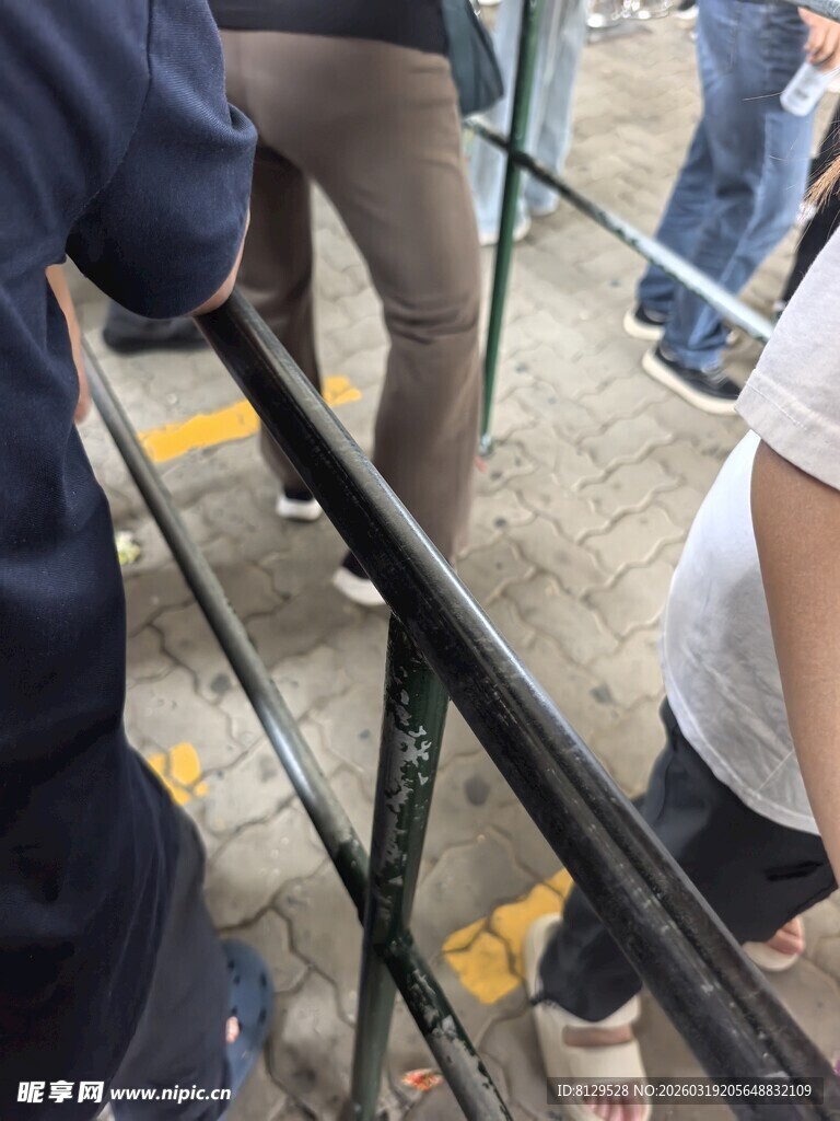 人群排队等候栏杆场景