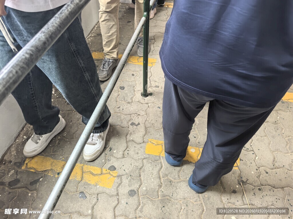 排队场景下的人物腿部特写
