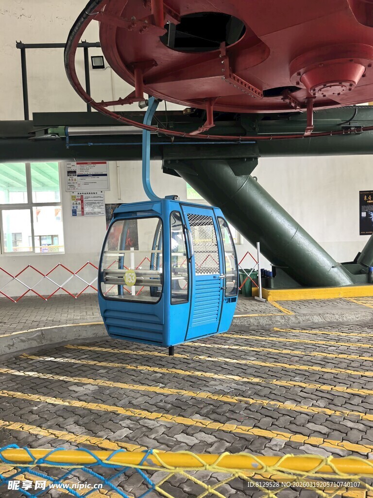 蓝色缆车悬挂于设施之下