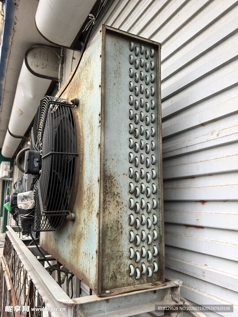 老旧空调外机设备
