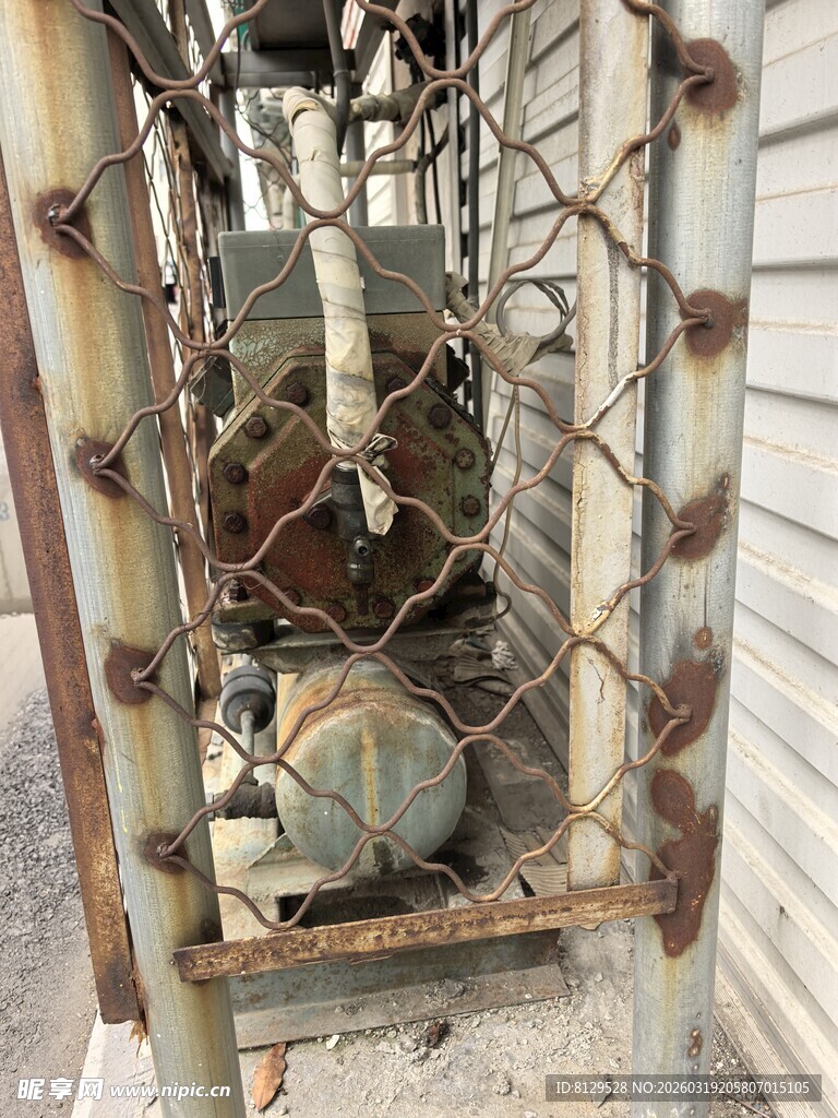 老旧金属围栏内的机械部件