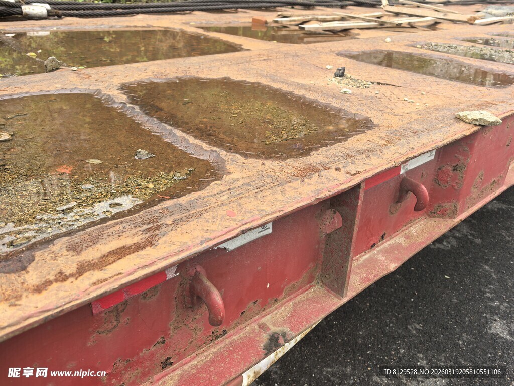 生锈破损的红色金属结构