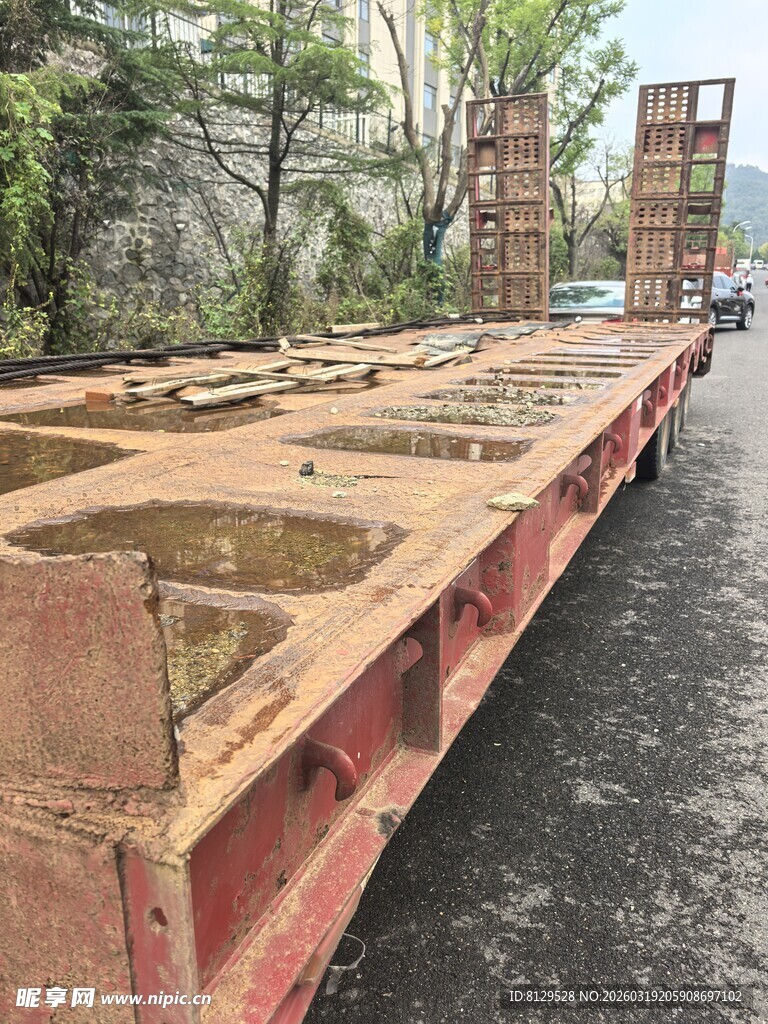 大型平板拖车坚固实用