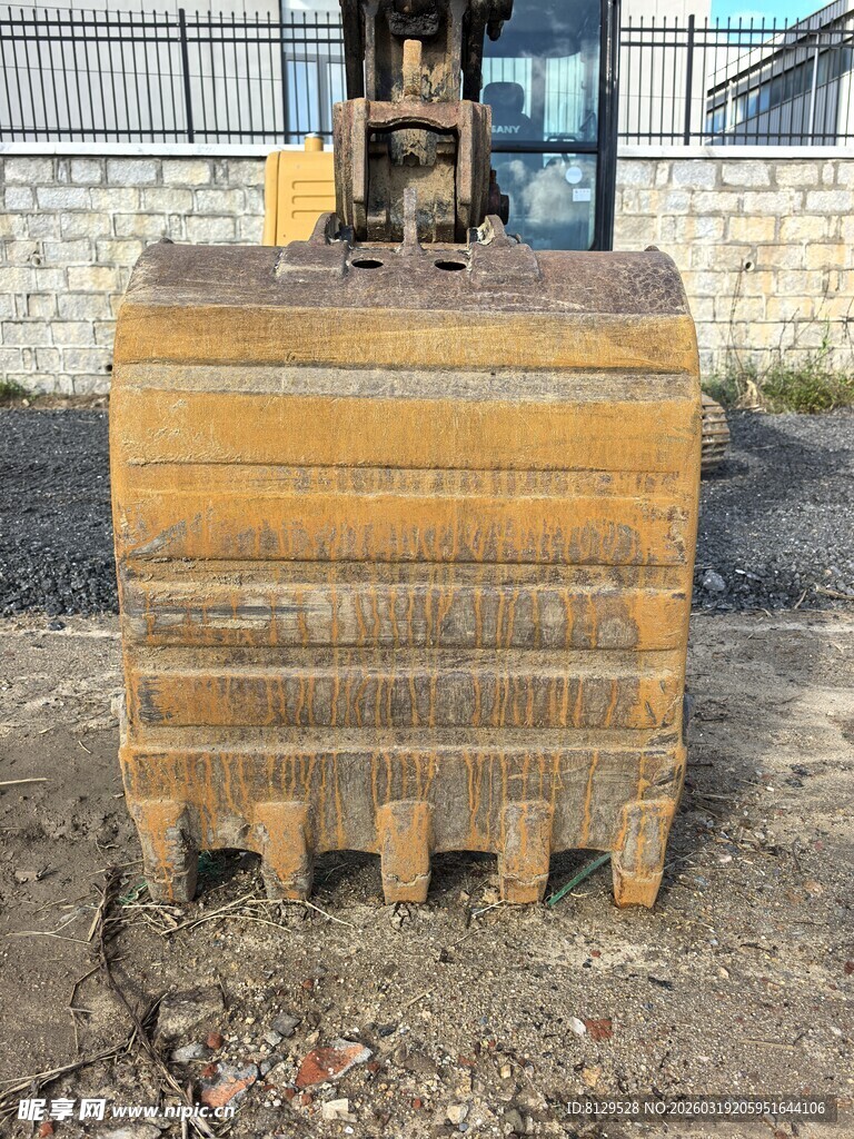 重型挖掘机铲斗特写