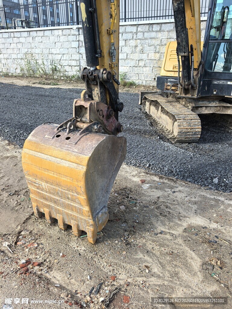 工地中的黄色破碎锤设备