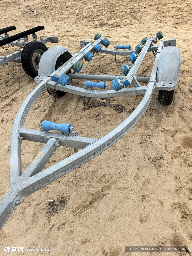 沙滩上的金属拖车