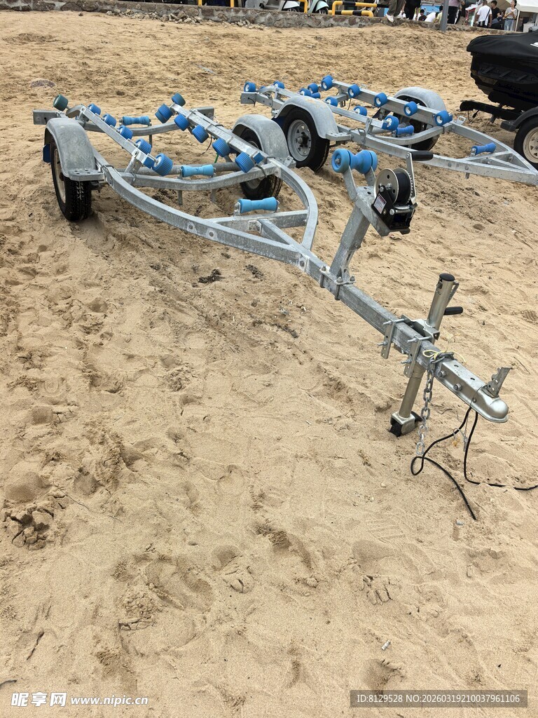 沙滩上的拖车底盘