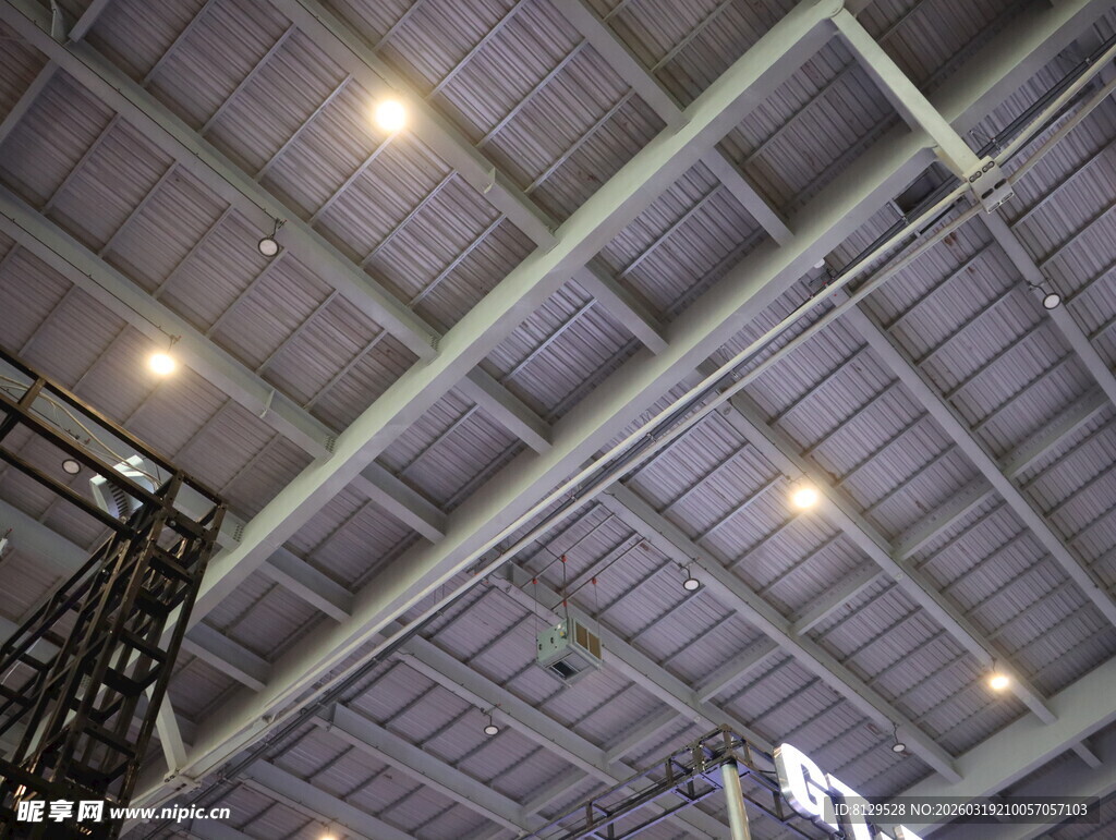 工业风金属天花板照明空间