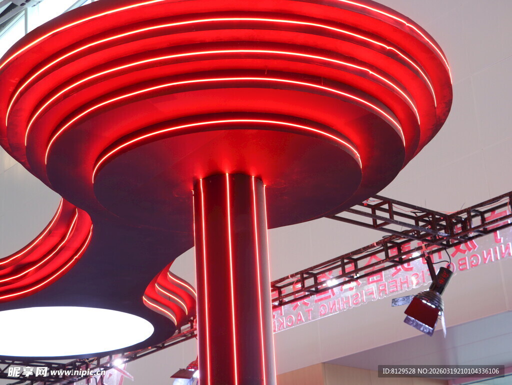 红色螺旋造型装饰空间