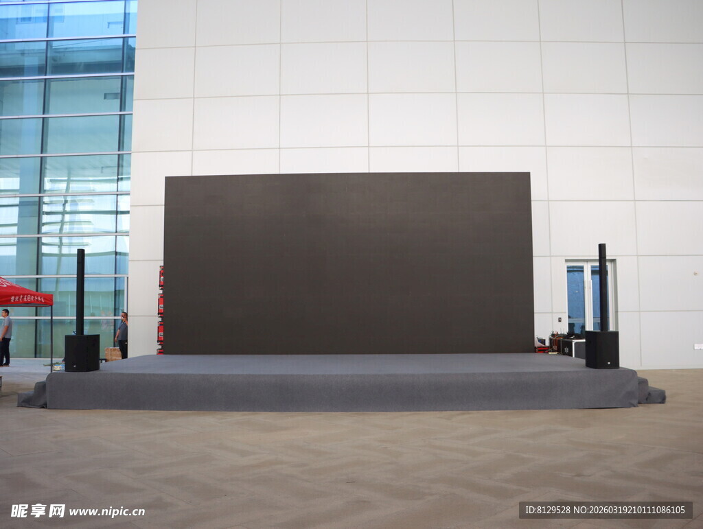 空旷场地中的大型黑色舞台