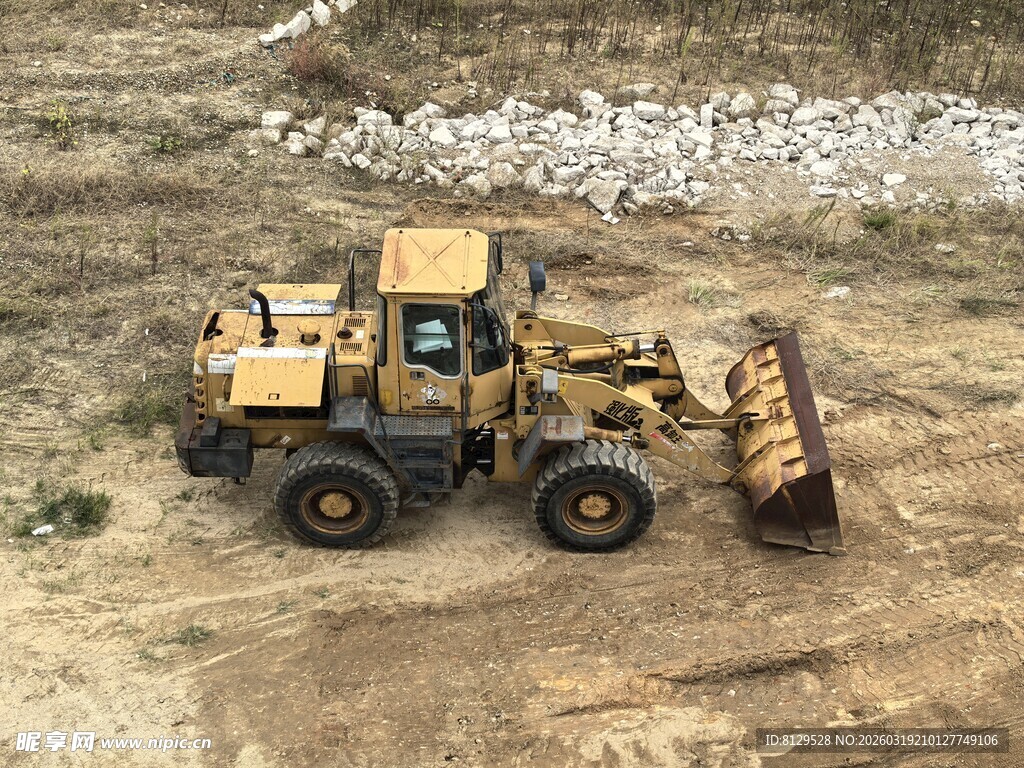 工地装载机作业场景