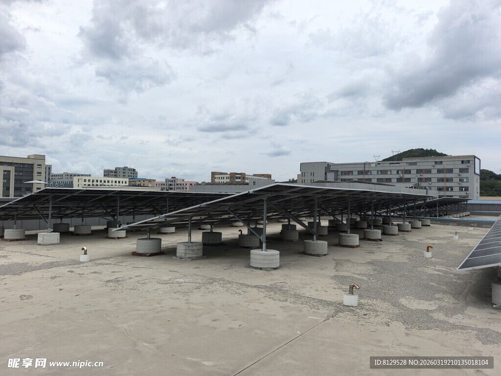 城市中建设中的屋顶设施