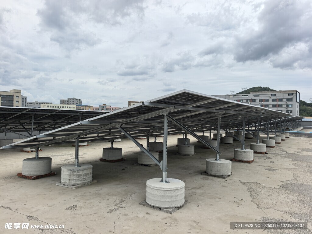 屋顶太阳能光伏板阵列