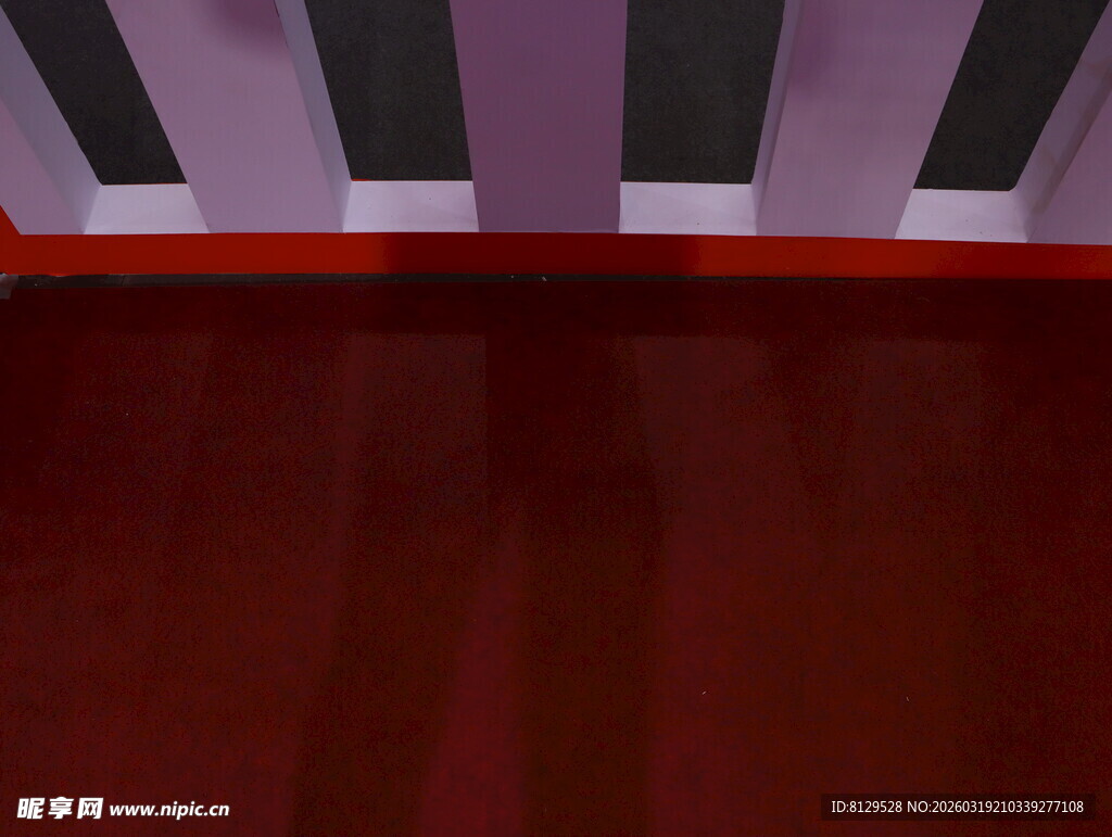紫色条纹下的红色平面