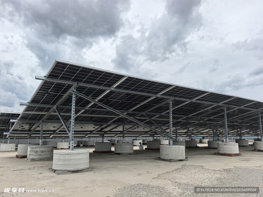 户外大型太阳能光伏板阵列