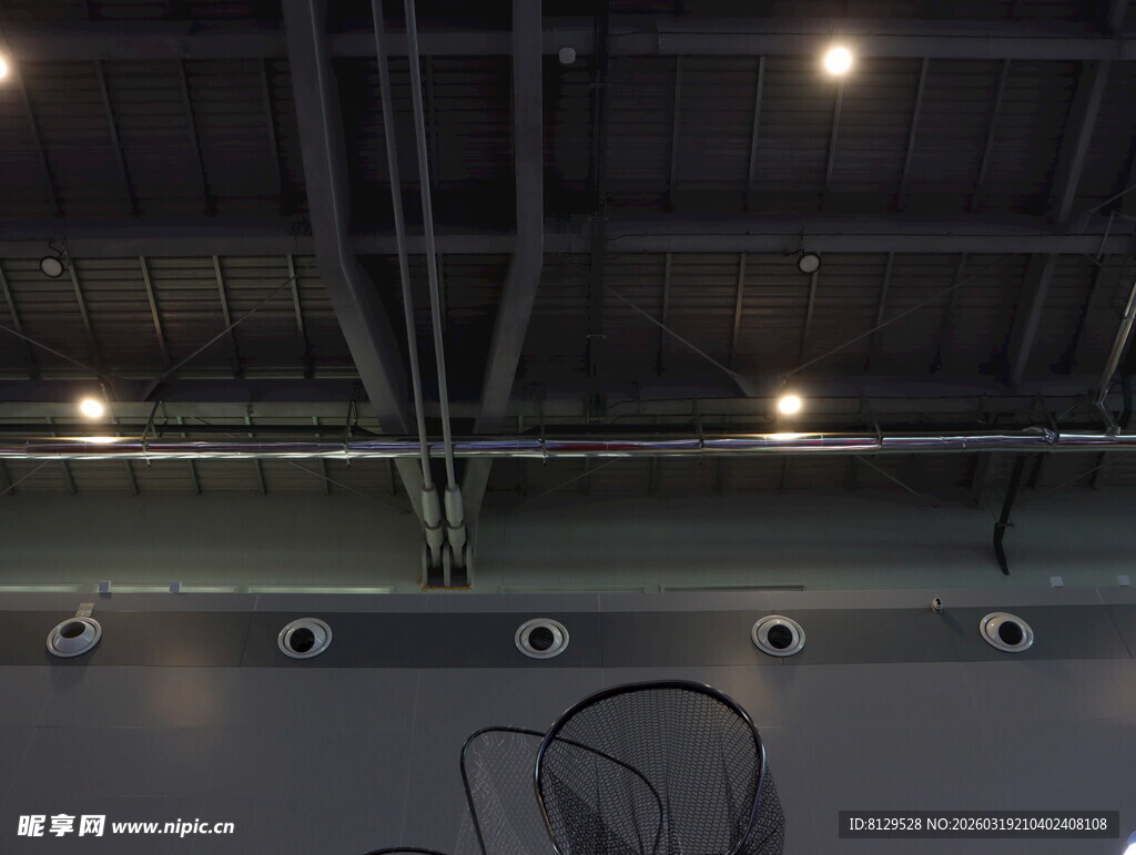 室内仰视的金属结构景观