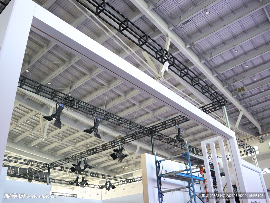 现代工业厂房内部空间