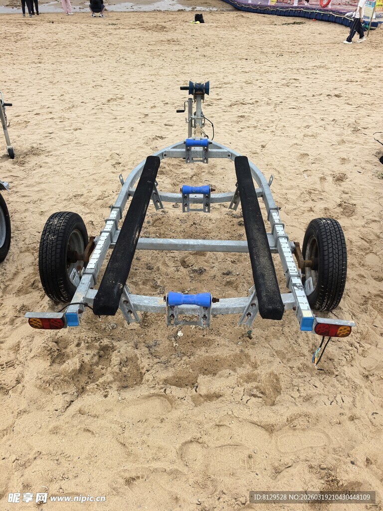 沙滩上的简易车架装置