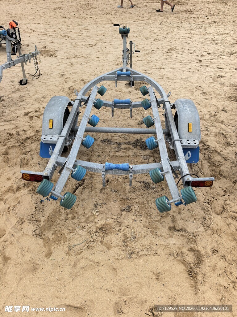 沙滩上的金属拖车架