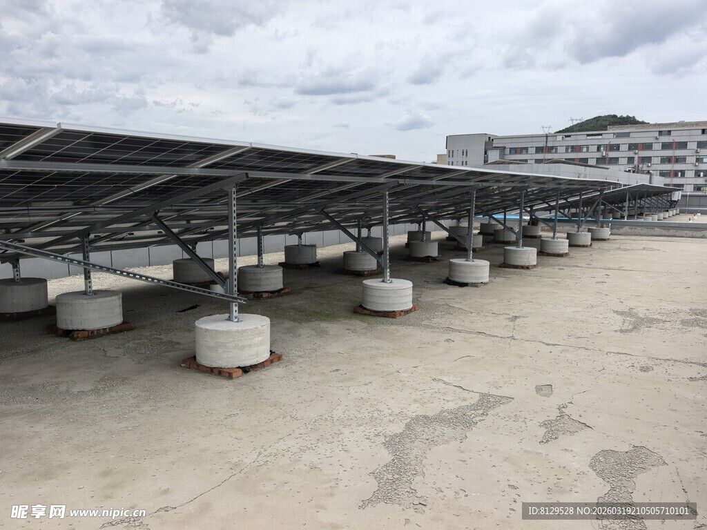 屋顶太阳能光伏阵列设施