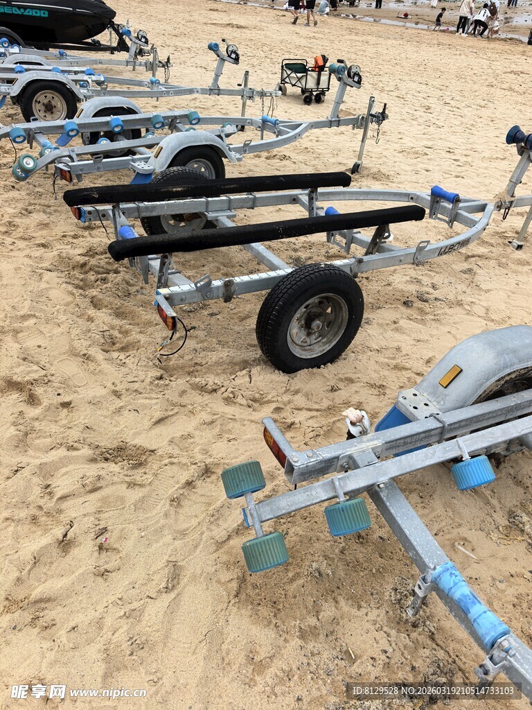 沙滩上的多辆拖车