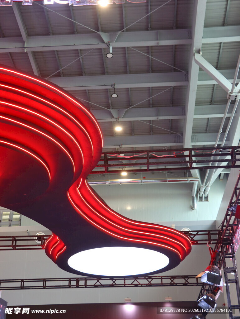 展厅内的创意红色悬挂装饰